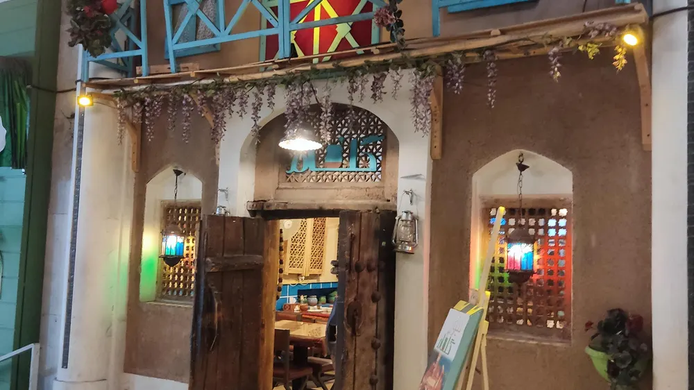 دیزی سرای گلفام — عکس 1