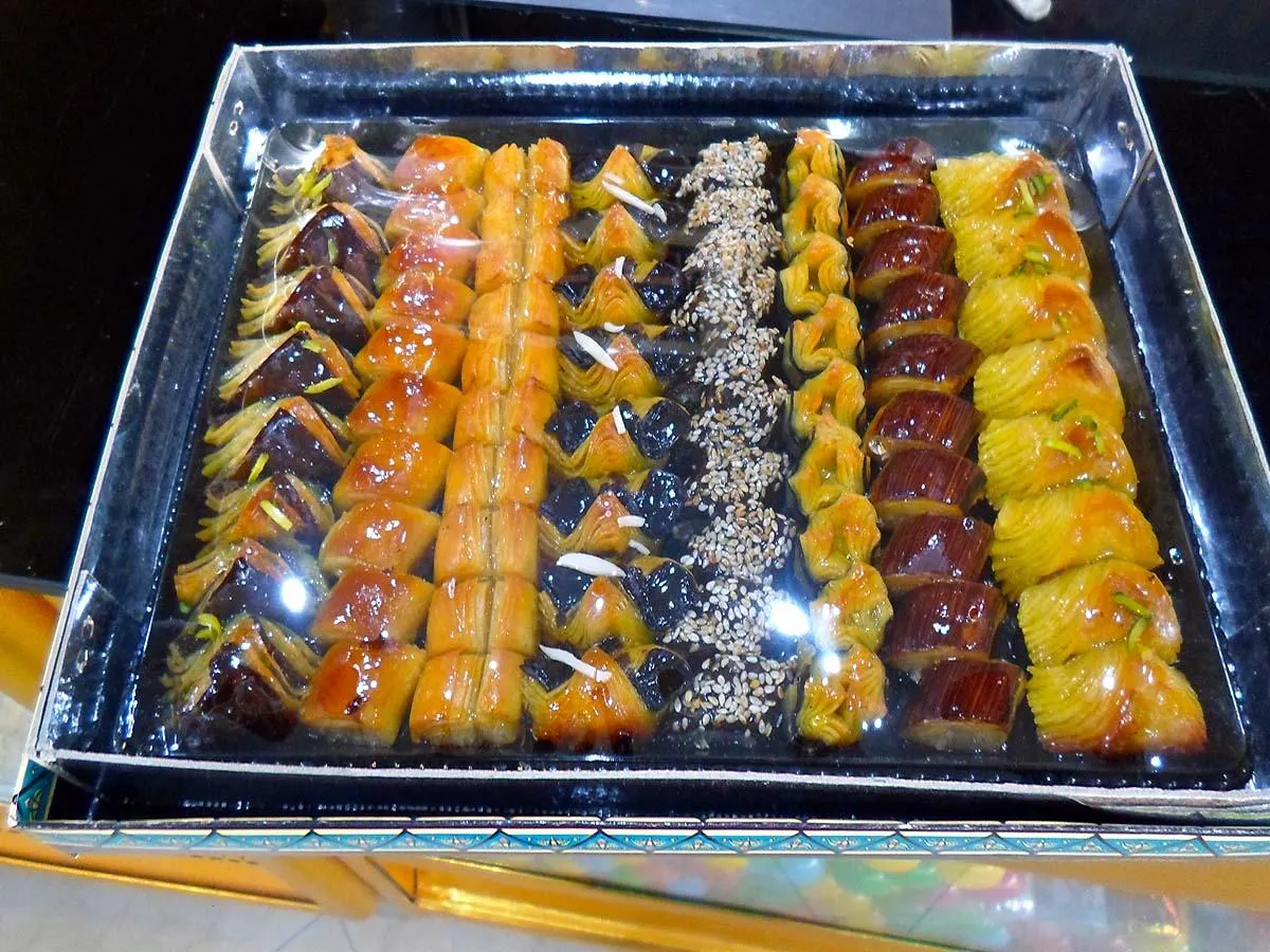 شیرینی و بستنی خیام — عکس 1