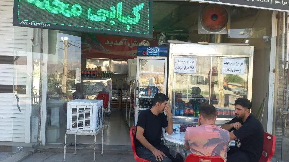 نان داغ کباب داغ محله — عکس 4