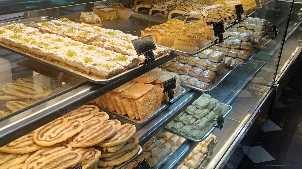 قنادی بهار — عکس 1