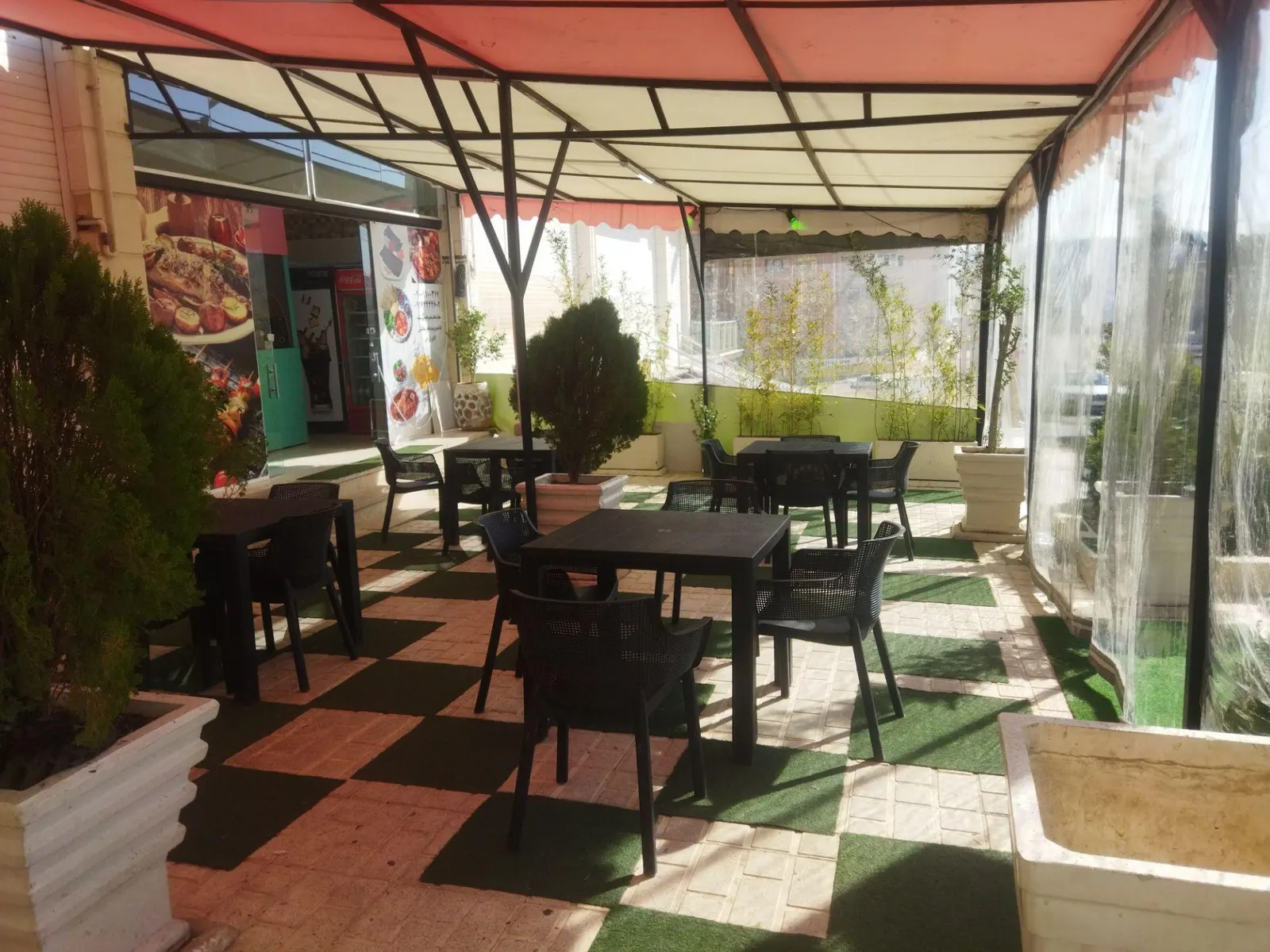 رستوران و بیرون‌ بر توکمی — عکس 1