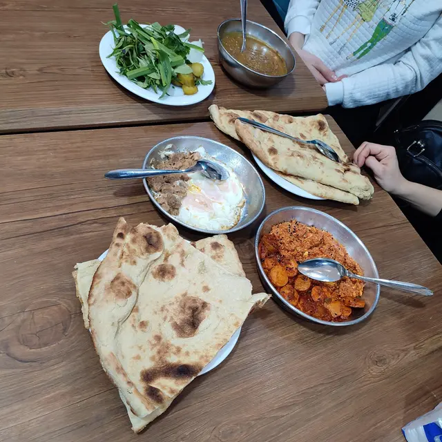 کافه عدسی پناهنده